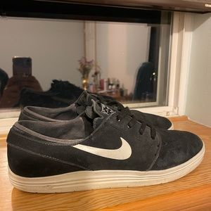 Nike janowskis black and white size 8